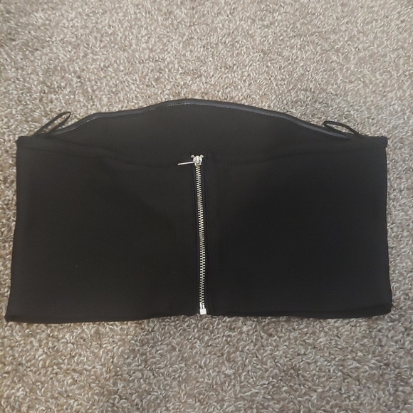 Dynamite Minimalist Black Crop Top Size Small - Picture 3 of 3